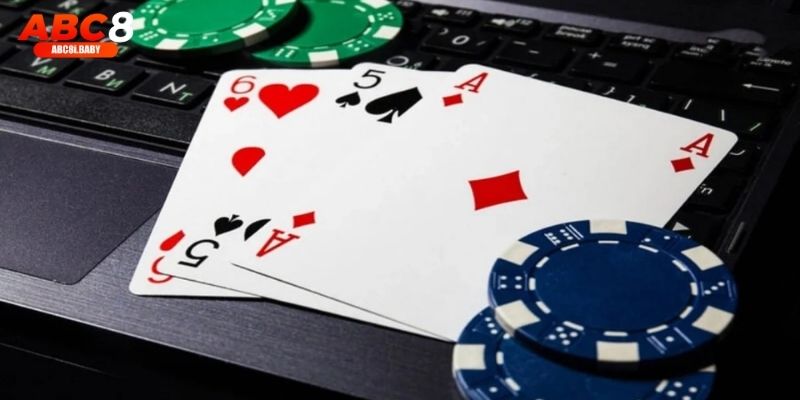 Người chơi tập trung phân tích bài và đưa ra quyết định